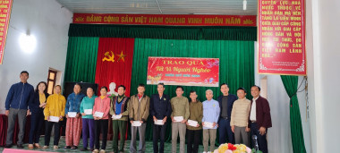 Tặng quà Tết cho hộ nghèo, hộ có hoàn cảnh khó khăn năm 2023