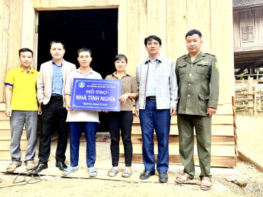 Lễ bàn giao nhà tình nghĩa cho hộ nghèo tại Bản Canh, xã Nga My, huyện Tương Dương