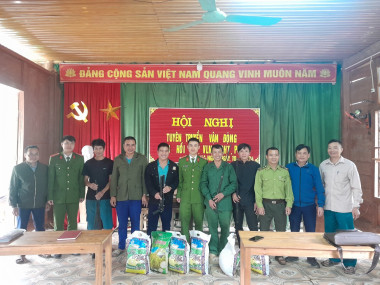 Công tác tuyên truyền vận động người dân, thu hồi vũ khí, VLN, CCHT, bảo vệ động vật hoang dã và sự bình yên cộng đồng vùng đệm Khu BTTN Pù Huống địa bàn xã Nga My huyện Tương Dương