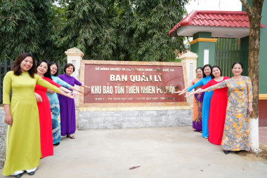 Nữ công BQL Khu BTTN Pù Huống hưởng ứng “Tuần lễ áo dài” năm 2024