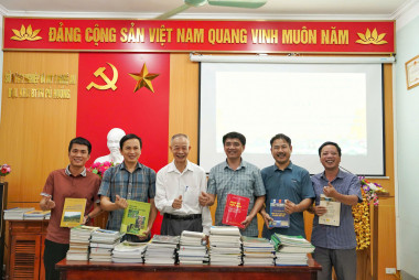 Bác Nguyễn Thành Nhâm - Người trao tặng kho tàng tri thức cho Ban quản lý Khu bảo tồn thiên nhiên Pù Huống